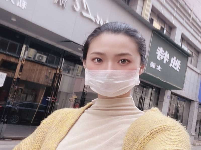 出门口罩必须戴，随意丢弃不可。