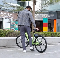虽然骑自行车的好处多，但是作为户外运动，骑行时需要注意的事项也多